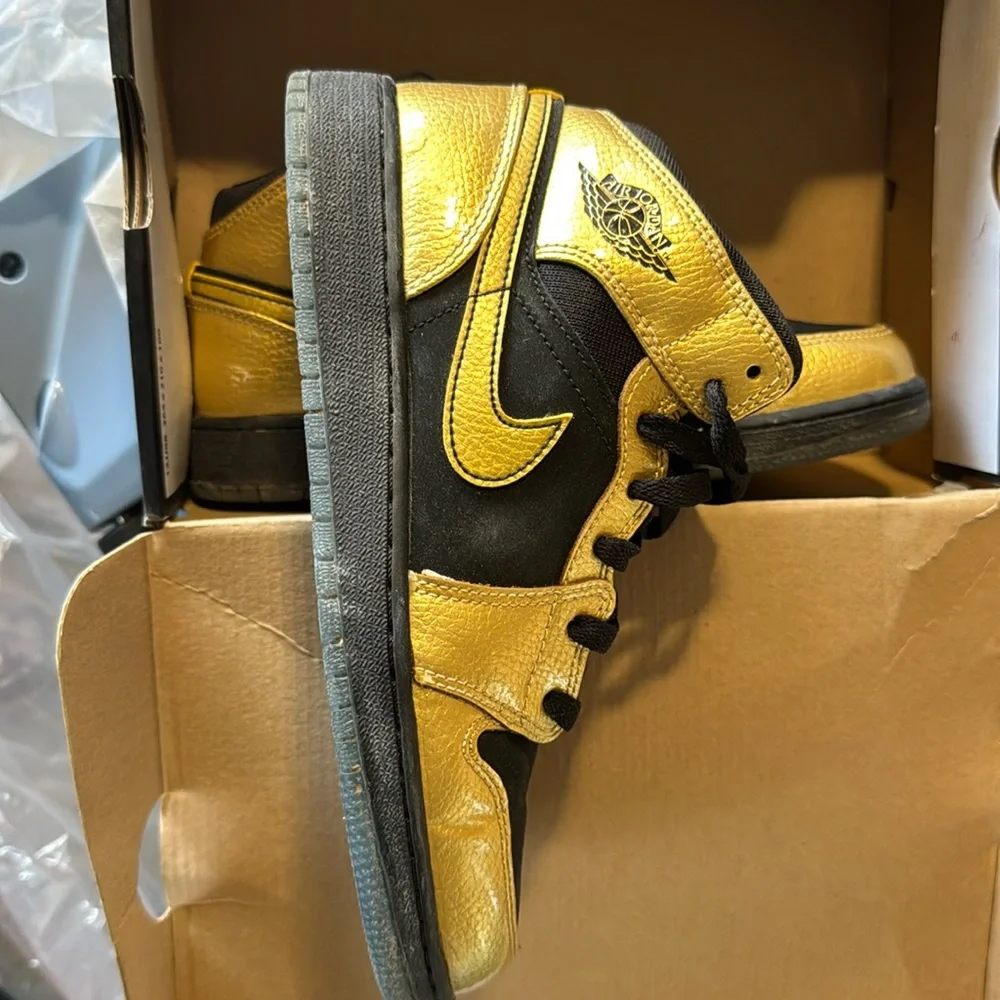 Air Jordan 1 mid top‎ golden black